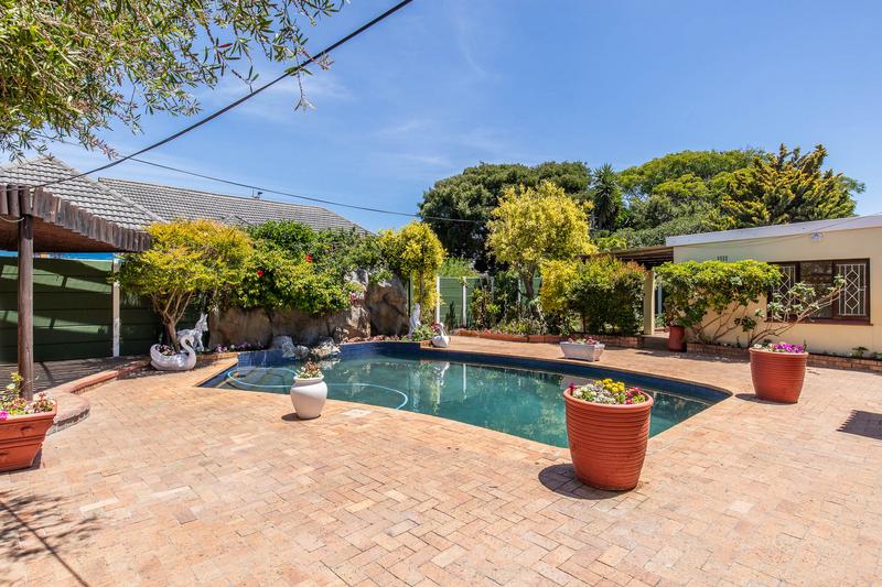 5 Bedroom Property for Sale in Bergvliet Western Cape